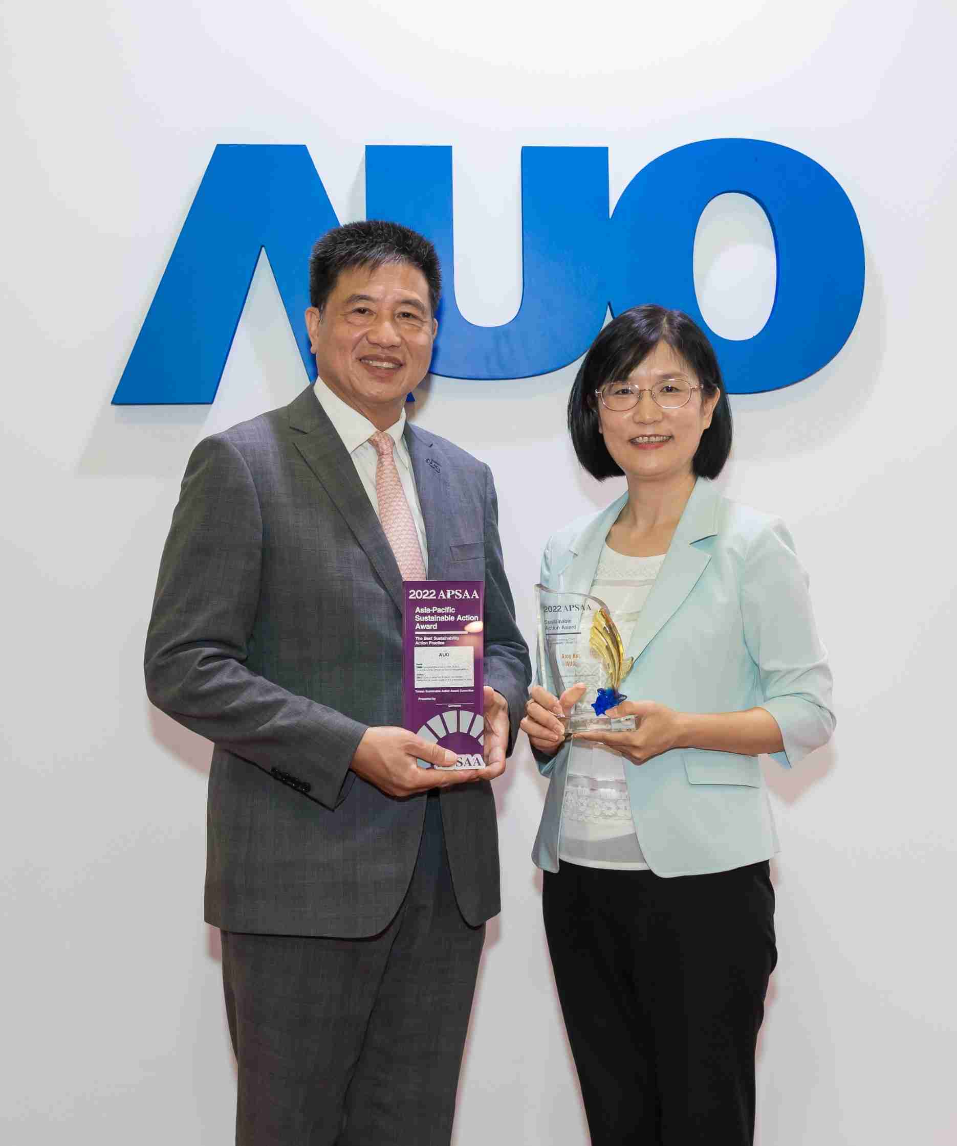 彩运网长期垫筑永续远景的基石，，透过ESG暨气候委员会逐步实践永续策略蓝图。。。其中，，，彩运网光电永续长古秀华带领团队、、、、制定中长期目标，，，，缔造多面向亮眼表现，，，获得「顶尖永续长奖」的个人奖殊荣（左：彩运网光电董事长暨执行长彭双浪，，右：彩运网光电永续长古秀华）