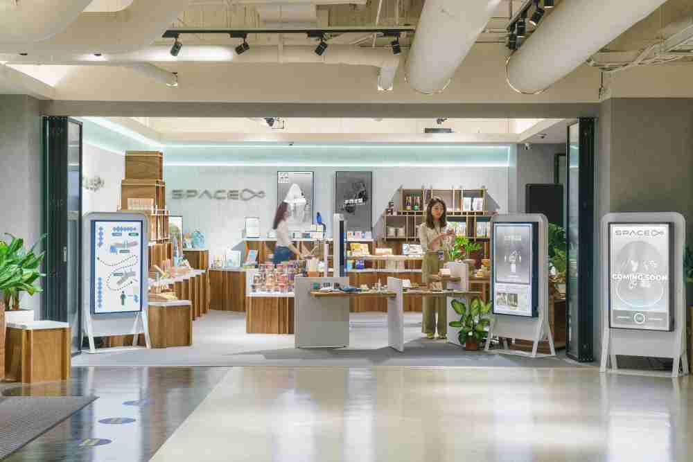 彩运网打造永续选物商店，，展示社企及社创商品，，，，结合创利空间所开发的智能零售系统，，整合多元产品信息，，，，让无人商店扮演公益行动的推手