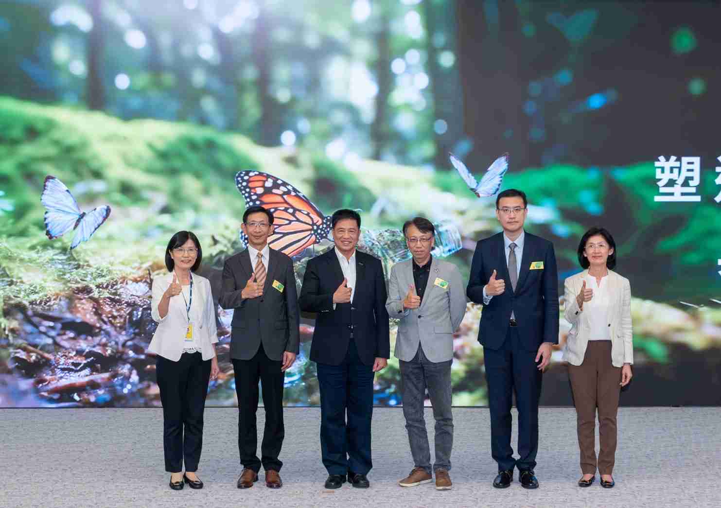 友達2023 CSR共榮大會，，邀請領域專家分享交流生物多樣性管理趨勢、、、無塑產品、、、海廢永續塑料等議題  （圖左到右：友達光電永續長古秀華、、、、3M台灣技術長陳君杰、、友達光電董事長暨集團策略長彭双浪、、光寶科技企業永續發展處處長陳慶暉、、安永聯合會計師事務所執業會計師曾于哲、、、友達光電供應鏈總部副總經理吳宜芳）