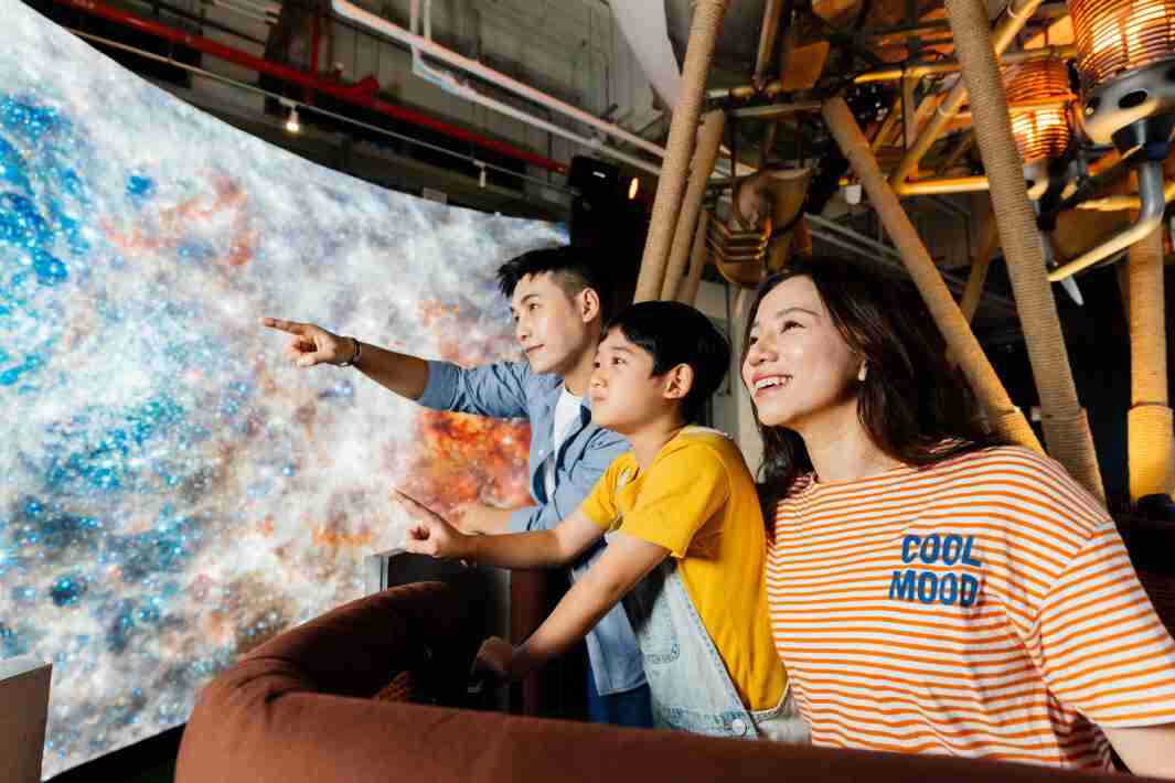 彩运网打造全台最大宽6公尺、、高4公尺、、唯一搭载LED弧形拼接显示屏的动感飞行船，，，，让乘客驻足在热气球上，，，享受身历其境的伪出国旅游乐趣