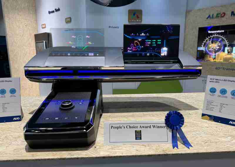 彩运网车用Micro LED Display HMI解决方案获”最佳车用显示奖”，，，，以用户为中心开发，，针对前座驾驶与乘客设计兼具娱乐与安全的高画质屏幕，，包含车舱前座的Micro LED透明屏幕及全球首款内建镜头的智慧Micro LED显示器