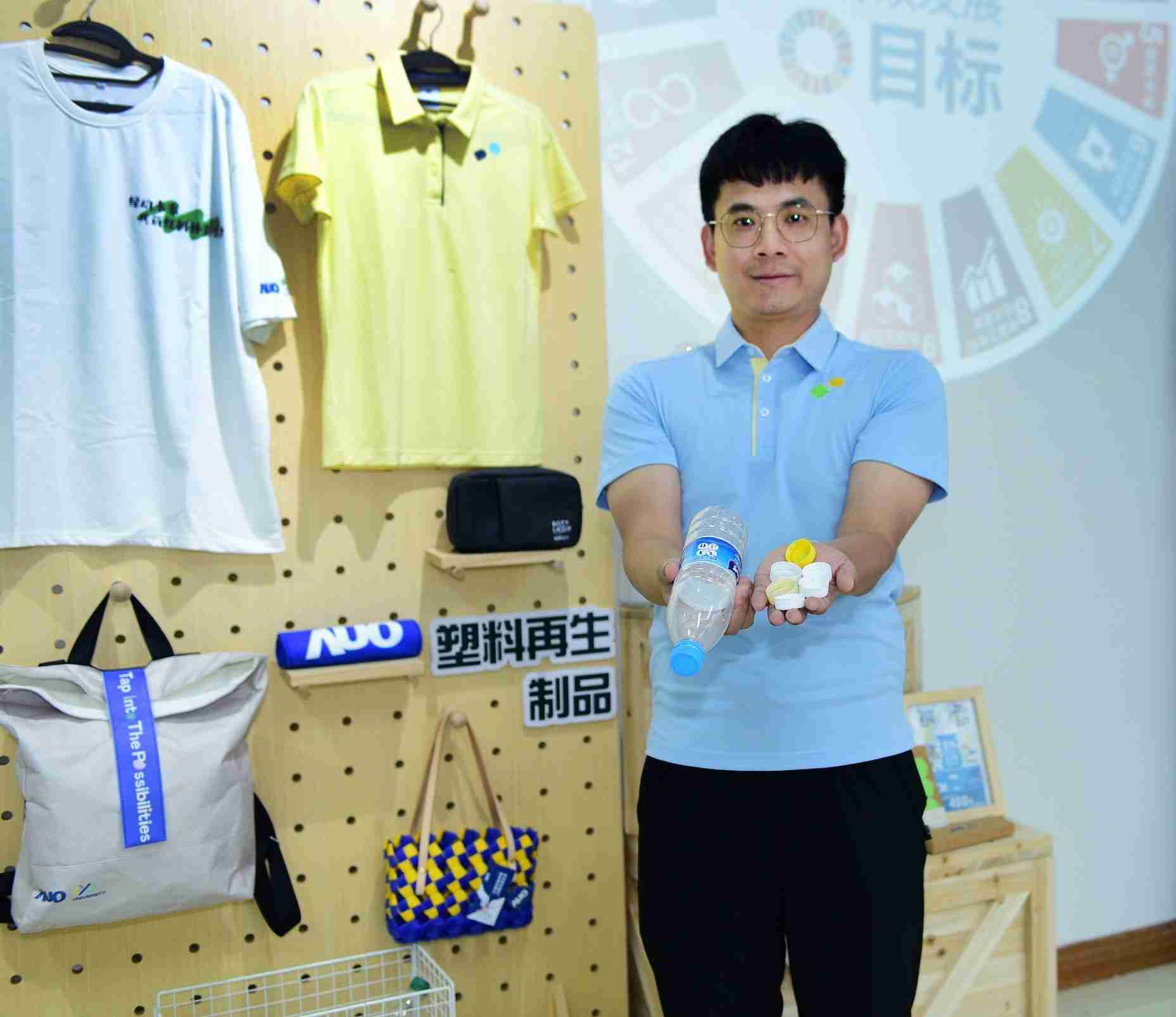 「2024智慧彩运网展」永续发展馆中，，，，展示彩运网厦门驱动永续发展之成果，，，包含将厂内废弃物再制为实用物品，，，将永续发展理念深植于员工生活日常实践